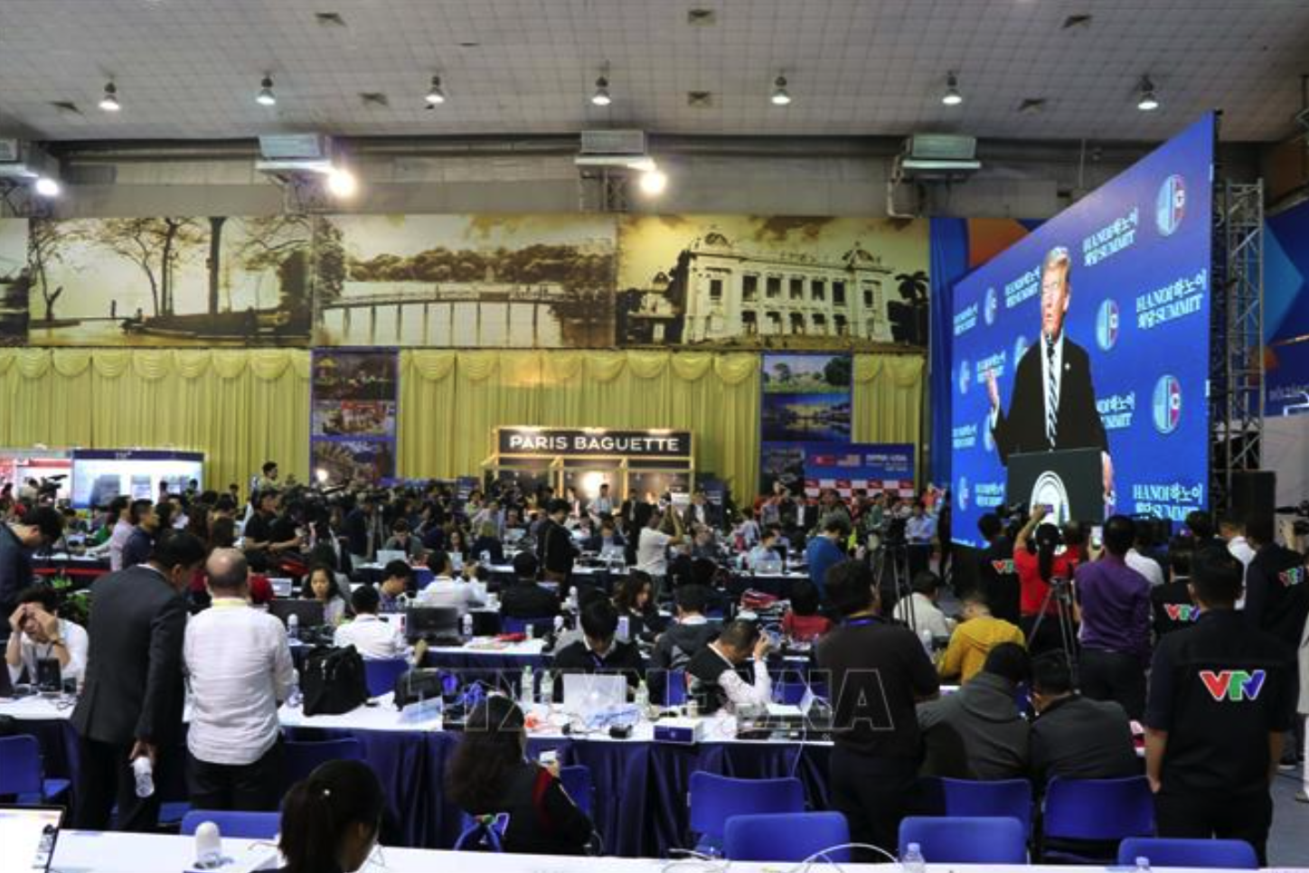 Phóng viên trong nước và quốc tế đưa tin cuộc họp báo của Tổng thống Mỹ Donald Trump về kết quả Hội nghị Thượng đỉnh Mỹ-Triều Tiên lần thứ hai (Hà Nội, 28/2/2019). Ảnh: TTXVN