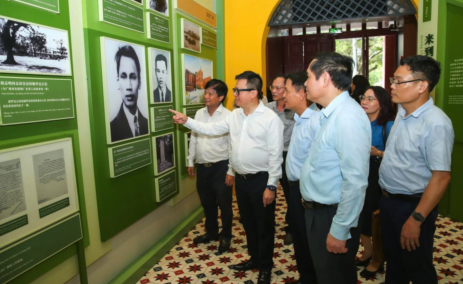 Chủ tịch Hội Nhà báo Việt Nam Lê Quốc Minh và các đại biểu thăm trụ sở Hội Việt Nam cách mạng Thanh niên và nơi Chủ tịch Hồ Chí Minh xuất bản tờ báo Thanh Niên năm 1925 (Quảng Châu, Trung Quốc). Ảnh: TTXVN phát