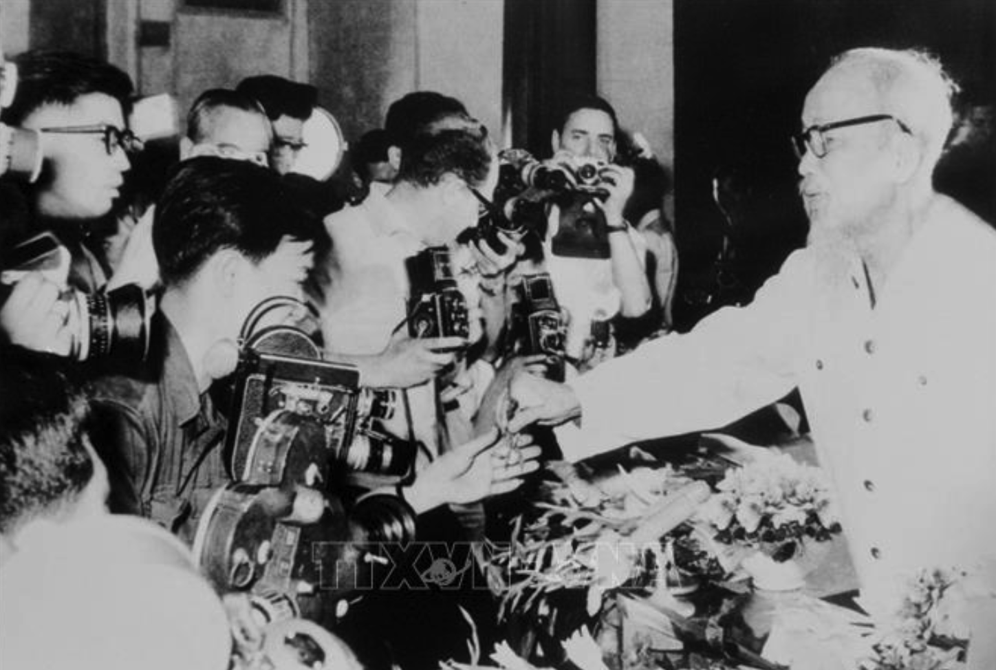 Chủ tịch Hồ Chí Minh gặp gỡ phóng viên các cơ quan báo chí trong và ngoài nước tại Thủ đô Hà Nội (5/1968). Ảnh: TTXVN
