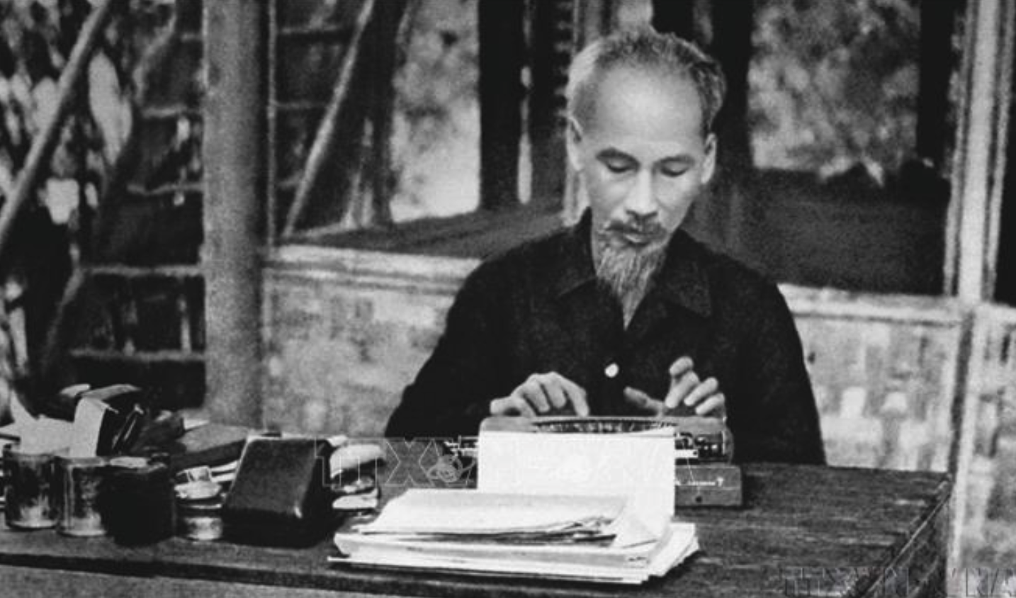Chủ tịch Hồ Chí Minh, một nhà báo lớn-là người khai sáng, người thầy vĩ đại của nền báo chí cách mạng Việt Nam. Sinh thời, Người rất quan tâm đến công việc viết báo và hoạt động báo chí. Ảnh: Tư liệu TTXVN