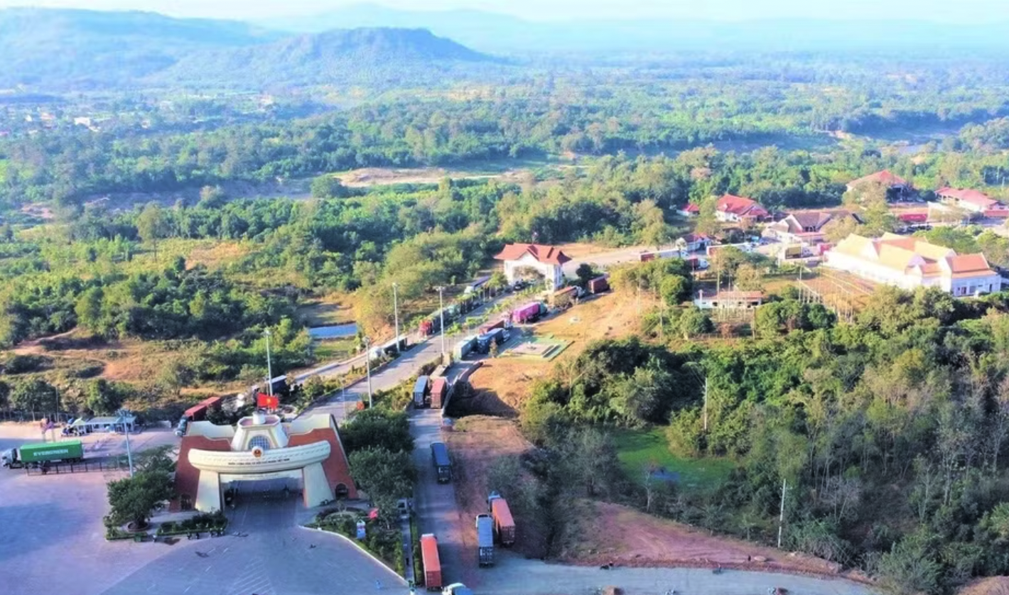 Khu vực Cửa khẩu quốc tế Lao Bảo-Densavẳn luôn đông đúc ô-tô chuyển chở hàng hóa qua lại các nước.