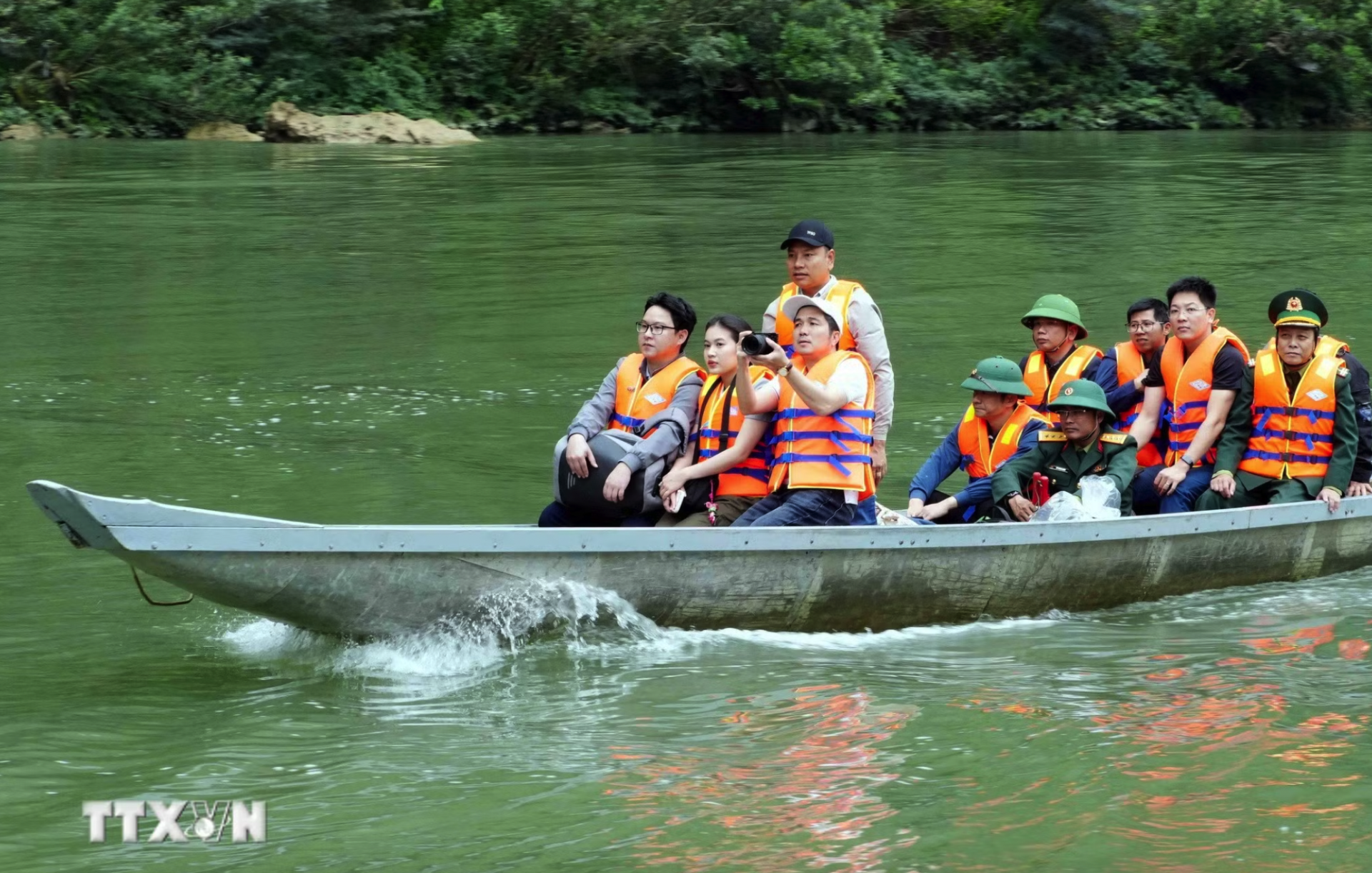 Các phóng viên báo chí Trung ương và địa phương di chuyển bằng thuyền hơn 2 tiếng đồng hồ vào bản Nước Đắng, xã Trường Sơn (Quảng Trị) phục vụ công tác thông tin tuyên truyền về bầu cử sớm. (Ảnh: Tá Chuyên/TTXVN)
