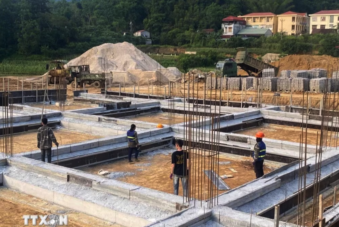 Nhà thầu đang khẩn trương đẩy mạnh tiến độ thi công công trình Trường Nội trú liên cấp xã Trà Lĩnh Hạ Lang. (Ảnh: Quốc Đạt/TTXVN)