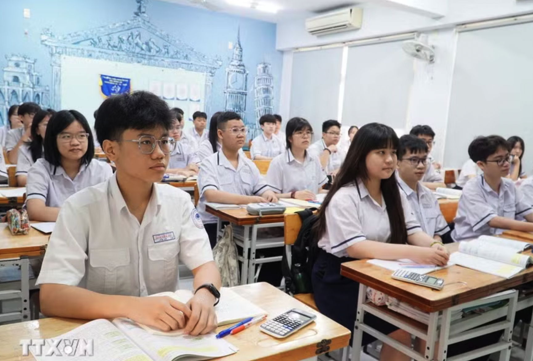 Học sinh Trường Trung học cơ sở Nguyễn Du (phường Bến Thành, Thành phố Hồ Chí Minh) trong giờ học môn Toán. (Ảnh: Thu Hoài/TTXVN)