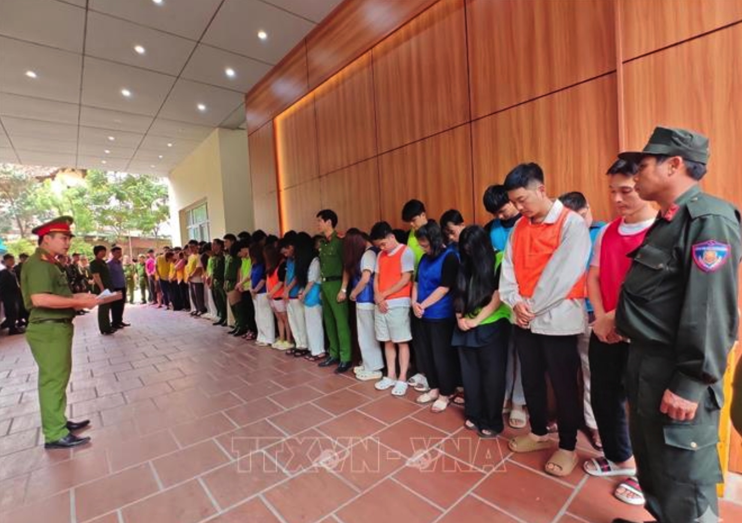Cơ quan Cảnh sát điều tra (Công an thành phố Hà Nội) ra Quyết định khởi tố 21 vụ án, Quyết định khởi tố 187 bị can liên quan đến hành vi lừa đảo thông qua hoạt động mua bán, chuyển nhượng sở hữu kỳ nghỉ du lịch. Ảnh: TTXVN phát