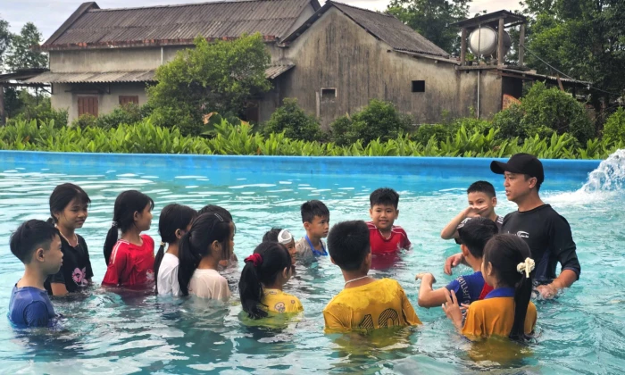 Thầy giáo dạy bơi của trẻ em vùng Cùa
