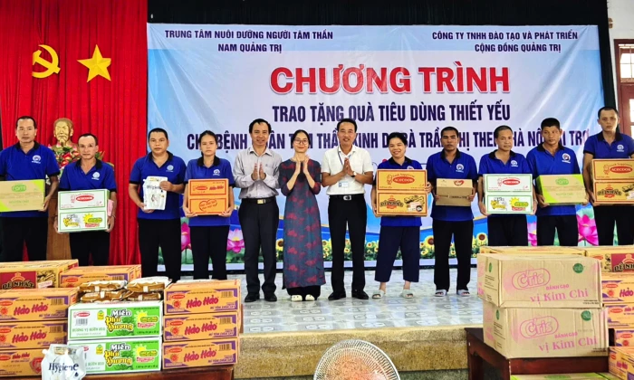 Trao quà cho các bệnh nhân tâm thần
