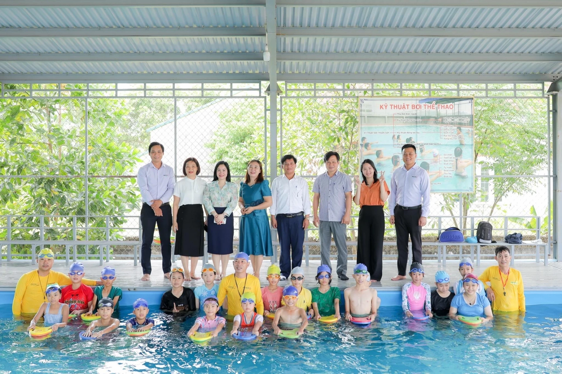 Đại diện dự án bơi an toàn Swim for life cùng nhà tài trợ, chính quyền địa phương khảo sát cuối kỳ một lớp dạy bơi an toàn do dự án tài trợ - Ảnh: NVCC