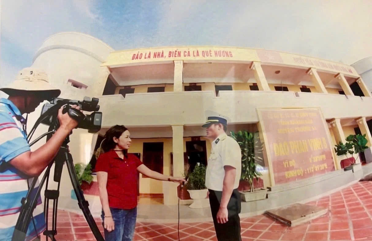Nhà báo Nguyễn Thị Việt Thanh và đồng nghiệp tác nghiệp tại đảo Phan Vinh B, năm 2019 - Ảnh: NVCC