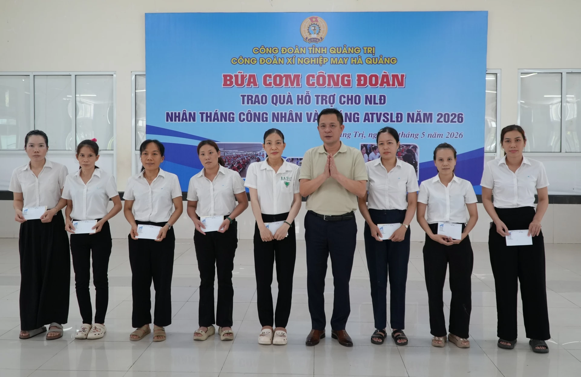  Xí nghiệp May Hà Quảng tổ chức “Bữa cơm CĐ” và trao quà hỗ trợ công nhân, lao động có hoàn cảnh khó khăn - Ảnh: H.C