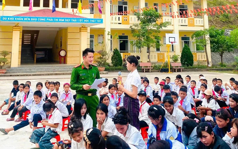 Công an xã Dân Hóa tuyên truyền kiến thức về an toàn giao thông cho học sinh trên địa bàn - Ảnh: P.P
