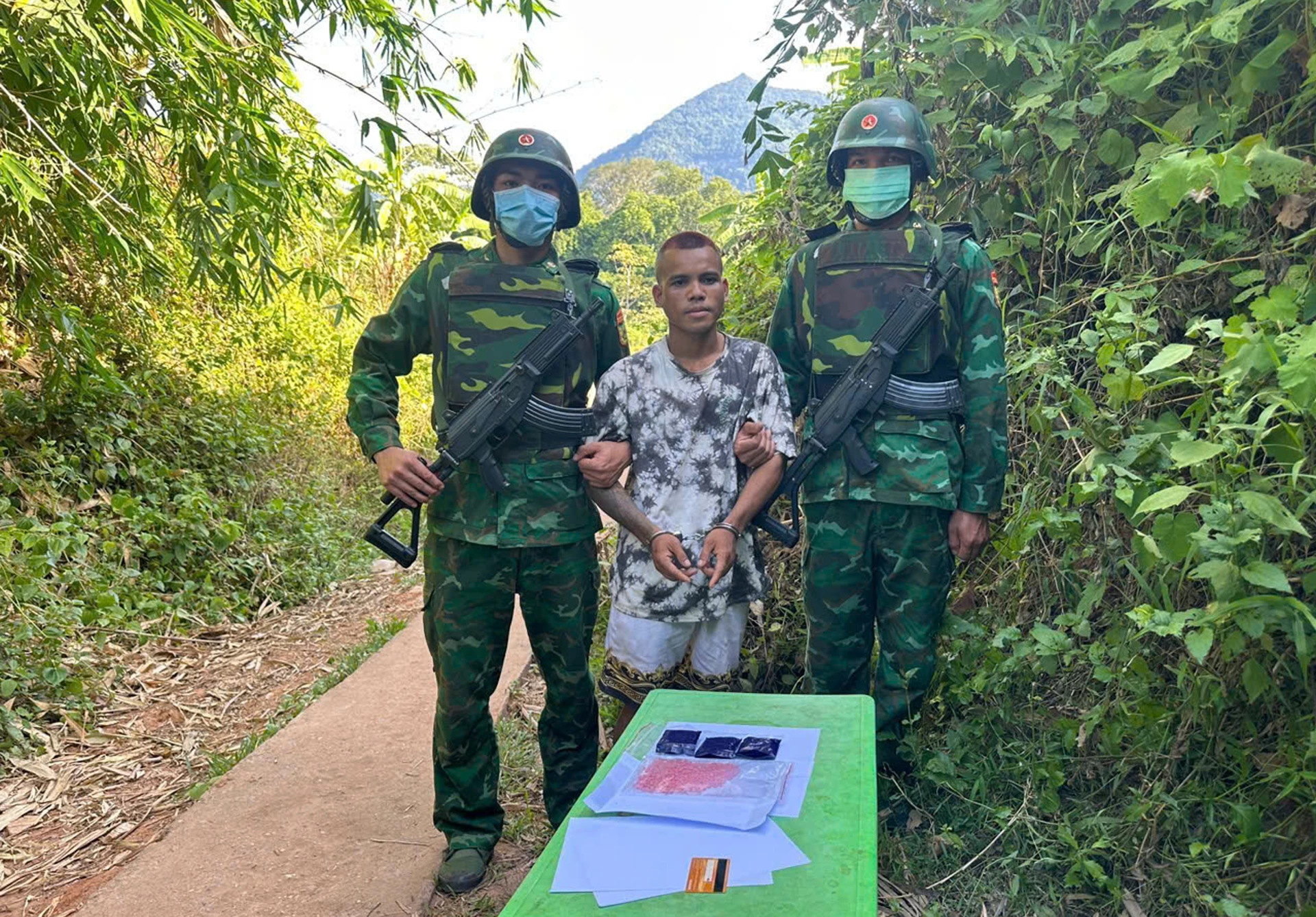 Đối tượng Hồ Văn Dinh bị bắt giữ về hành vi tàng trữ trái phép 598 viên ma túy tổng hợp.