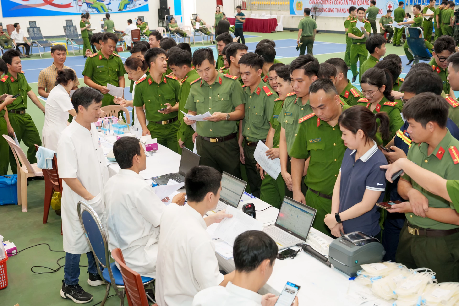 Các đợt hiến máu tập trung luôn thu hút đông đảo thành viên câu lạc bộ tham gia-Ảnh: T.A