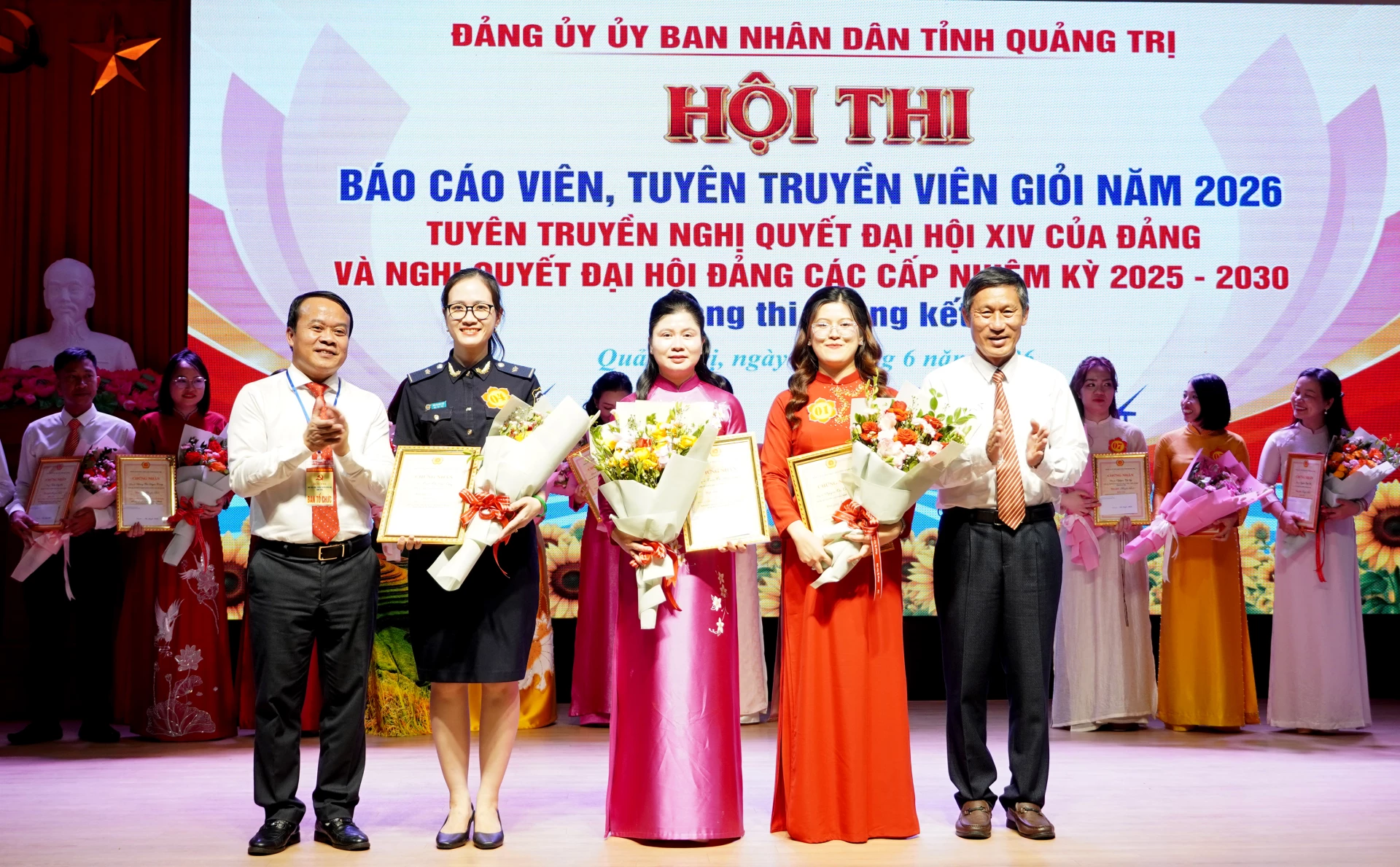 Đại diện Ban Tổ chức trao giải nhì cho các báo cáo viên - Ảnh: H.Tr.