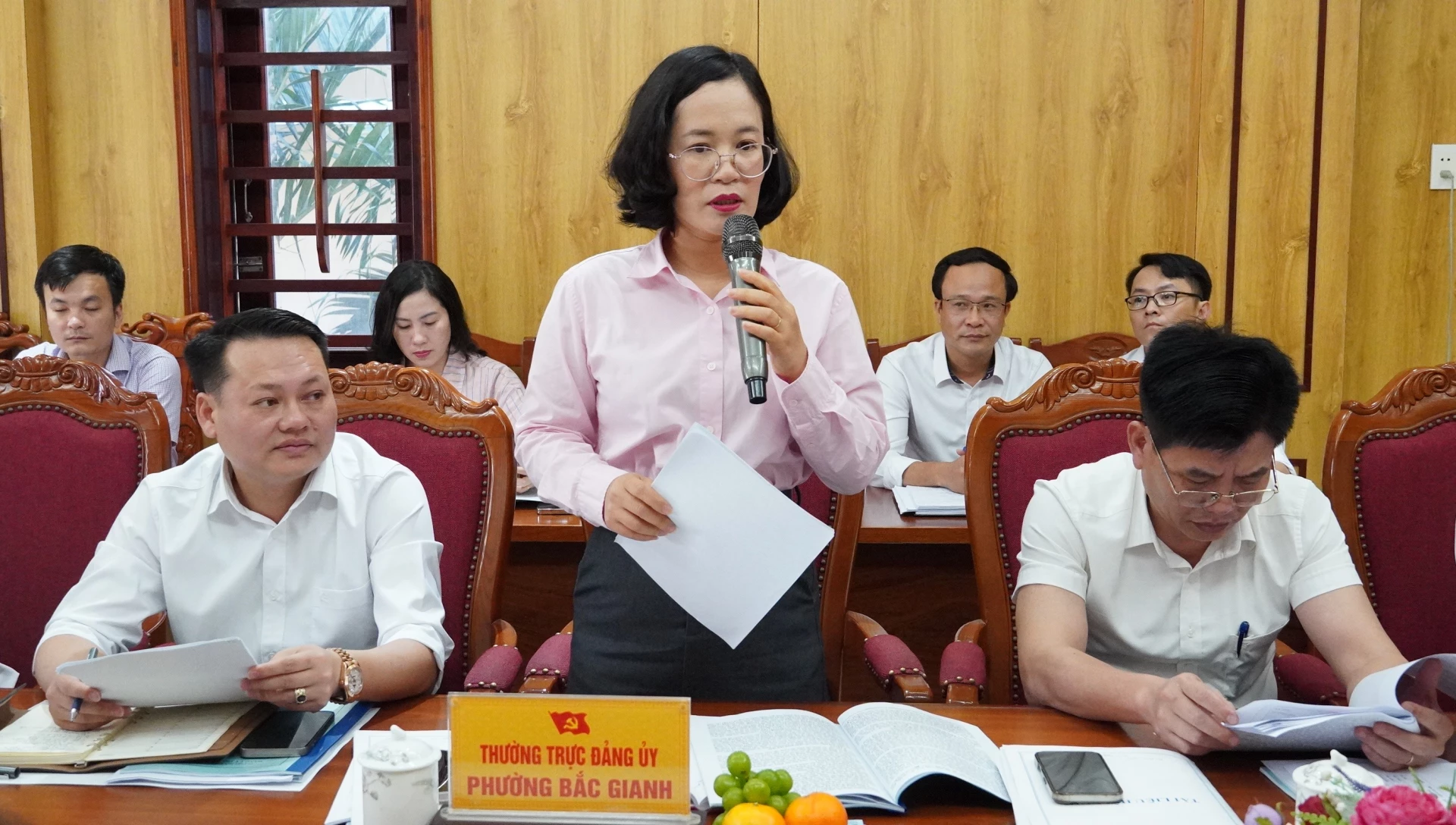 Thường trực Đảng ủy phường Bắc Gianh báo cáo tại buổi làm việc - Ảnh: Q.V