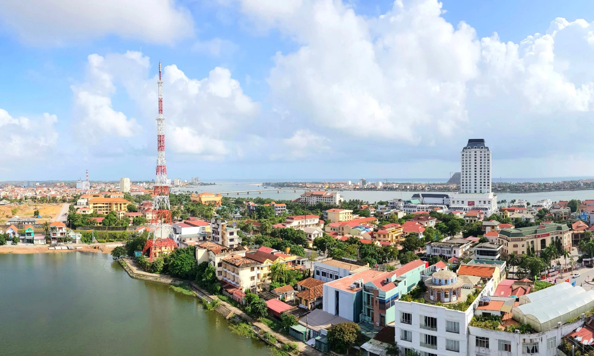 Tại phường Đồng Hới, việc sắp xếp tổ dân phố sẽ góp phần tinh gọn bộ máy, nâng cao hiệu quả quản lý nhà nước, tạo động lực mới cho phát triển kinh tế-xã hội.

