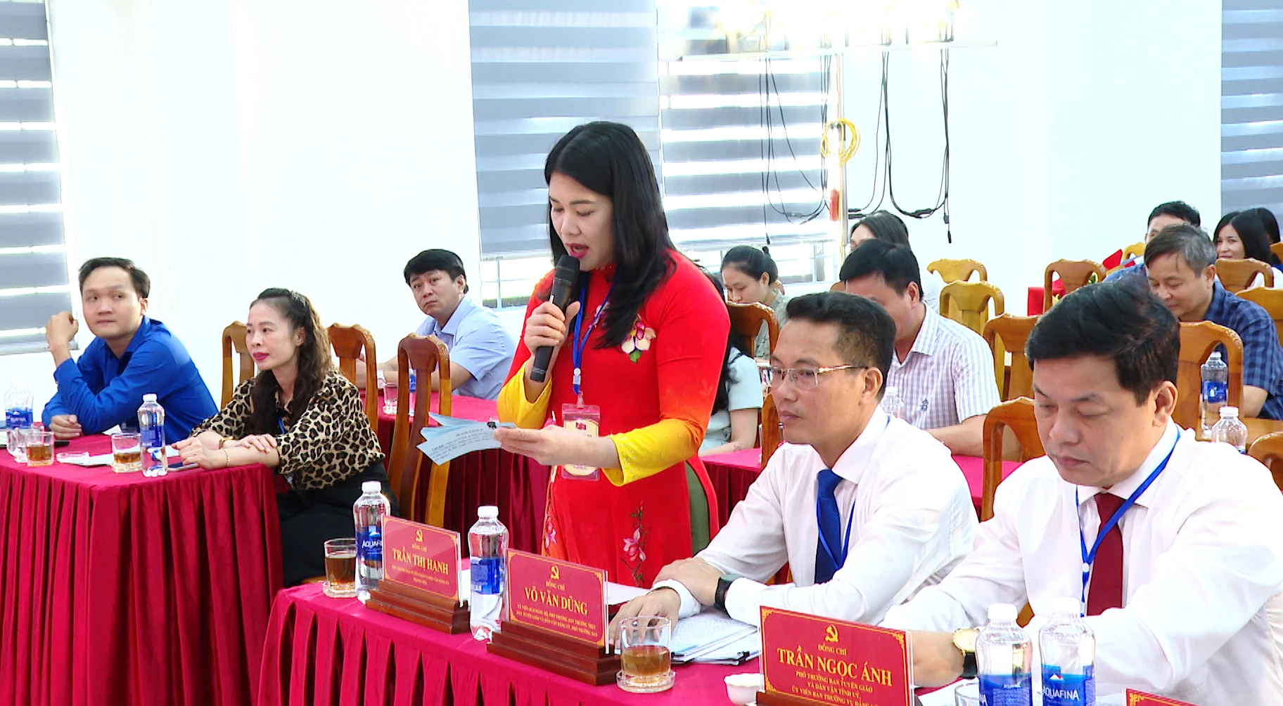 Ban Giám khảo đặt câu hỏi cho thí sinh - Ảnh: H.Tr.