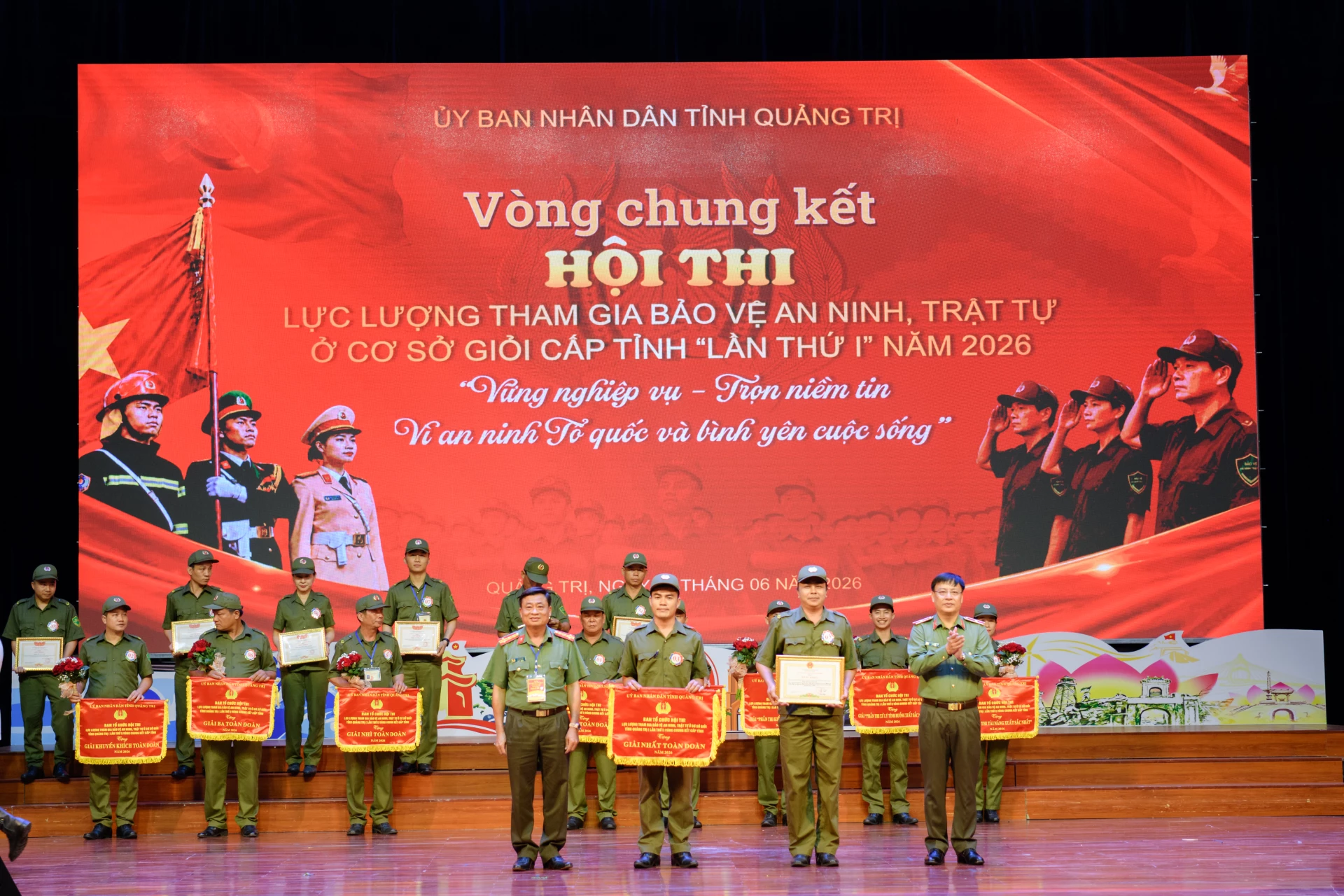 Ban Tổ chức trao giải nhất toàn đoàn cho đội xã Cam Hồng - Ảnh: K.H