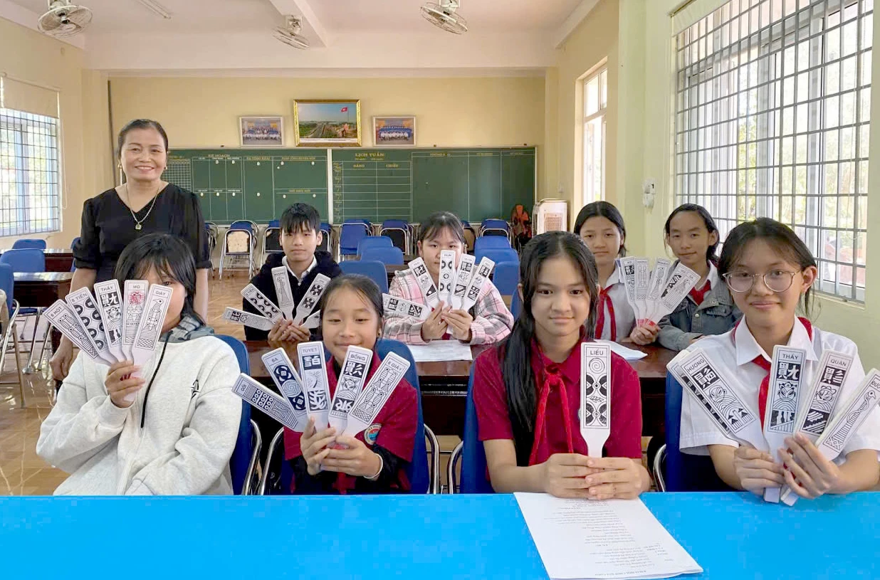 Bà Trần Thị Lý truyền dạy nghệ thuật bài chòi cho các em học sinh - Ảnh: S.H