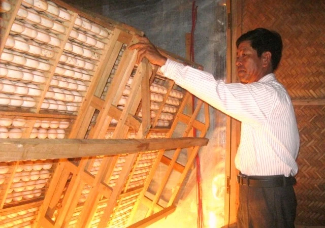 Anh Trương Văn Hoàng, ở thôn Bắc Phước, xã Nam Cửa Việt đã nâng cao hiệu quả sản xuất nhờ cải tiến thành công máy ấp trứng - Ảnh: N.B