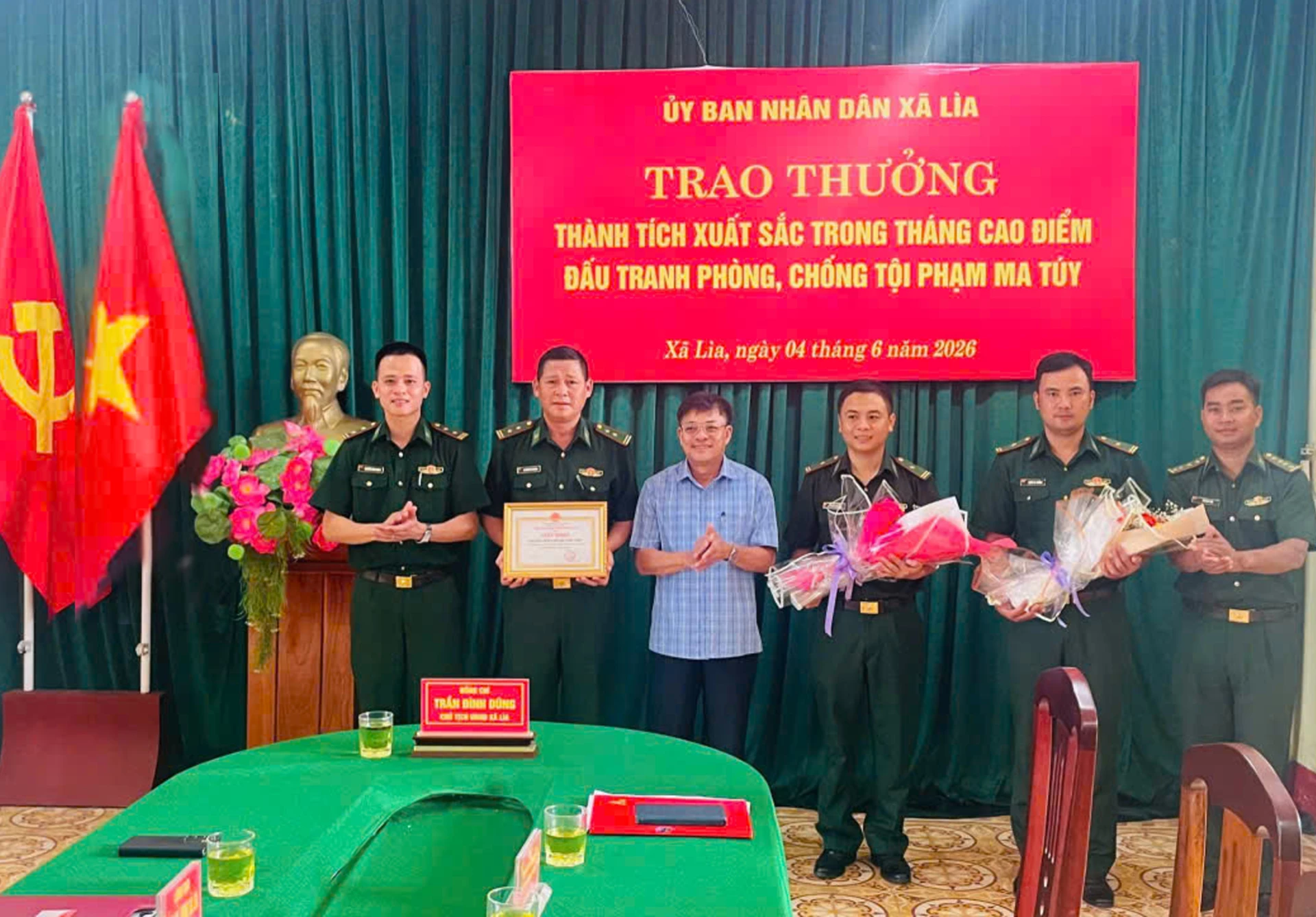 Đại diện lãnh đạo xã Lìa tặng giấy khen cho lực lượng phá án - Ảnh: H.N
