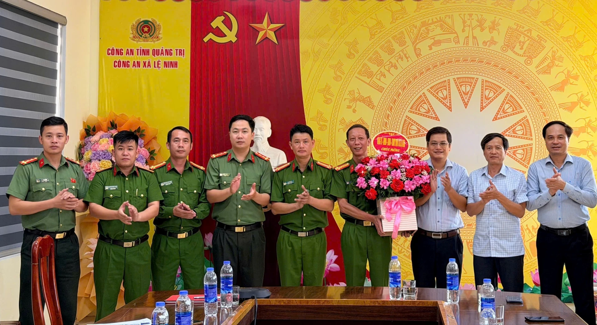 Lãnh đạo xã Lệ Ninh tặng hoa chúc mừng chiến công xuất sắc của Công an xã Lệ Ninh - Ảnh: Công an xã Lệ Ninh
