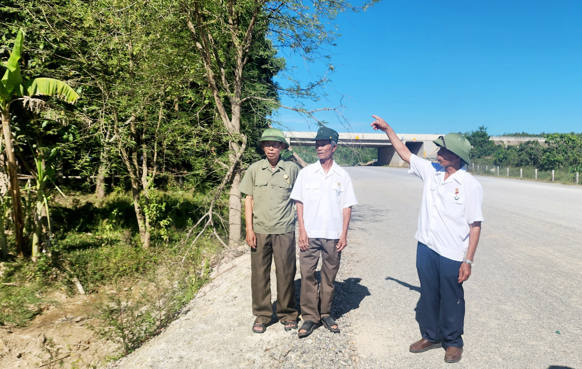 Các CCB thôn Hướng Phương, xã Quảng Trạch tiên phong trong công tác hiến đất, giải phóng mặt bằng xây dựng các công trình trọng điểm- Ảnh: T.L