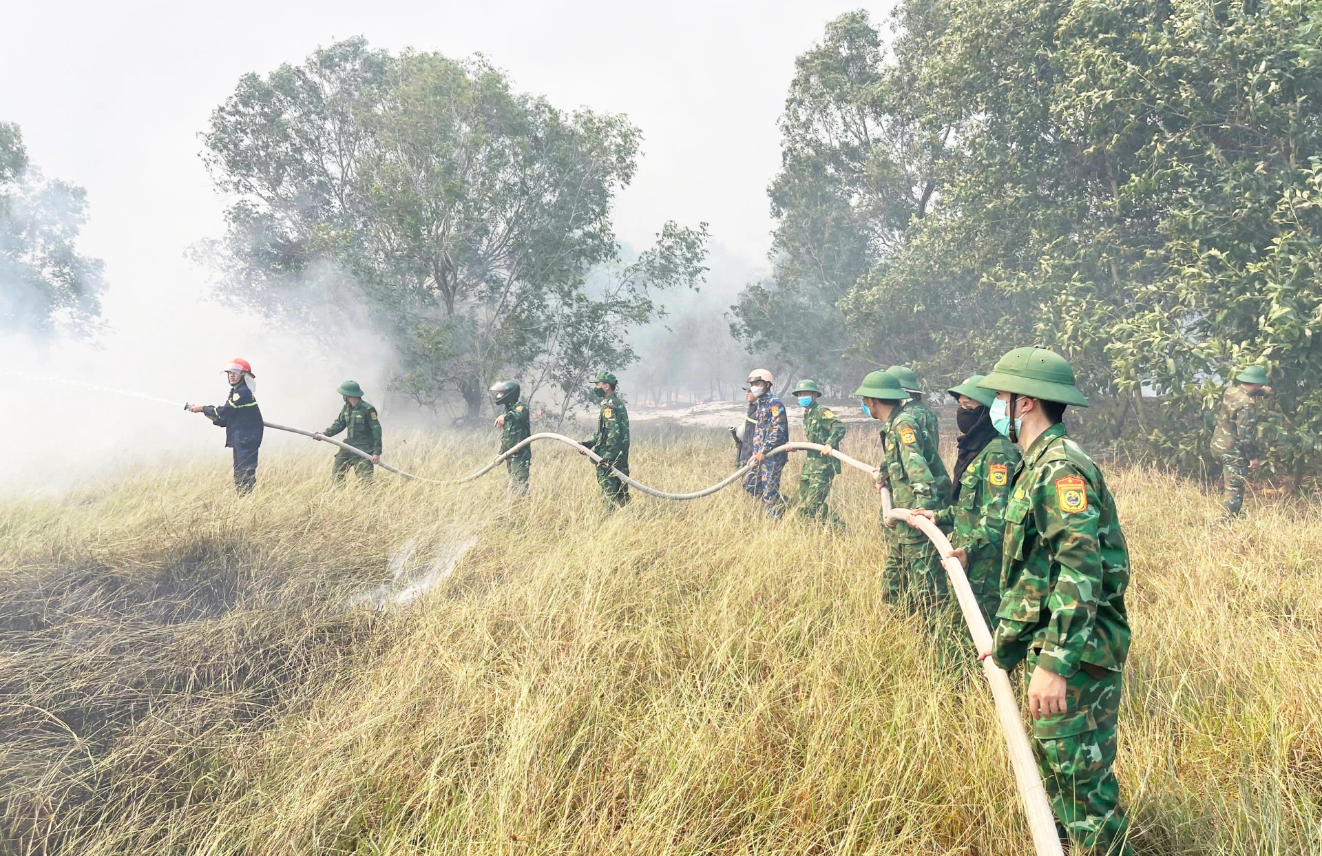 Giữ rừng giữa mùa nắng nóng