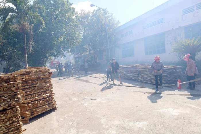 Cháy lớn 'uy hiếp' Khu Công nghiệp Tây Bắc Đồng Hới