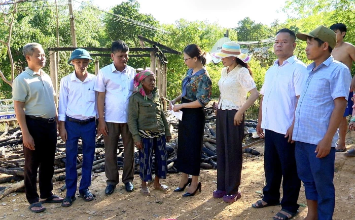 Kịp thời thăm hỏi, hỗ trợ gia đình bị hỏa hoạn tại thôn Chân Rò