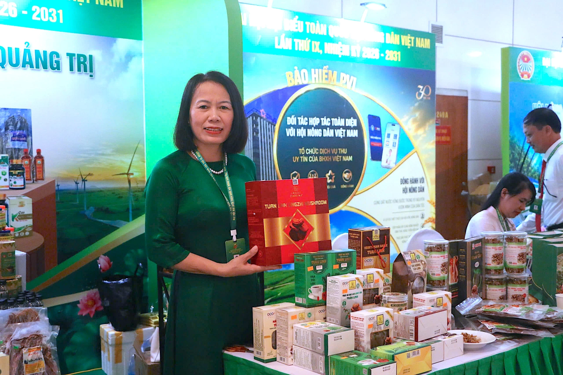 Bà Ngô Thị Kim Liên giới thiệu nông sản tiêu biểu của Hợp tác xã Sản xuất nấm sạch và kinh doanh nông nghiệp Tuấn Linh - Ảnh: Q.N