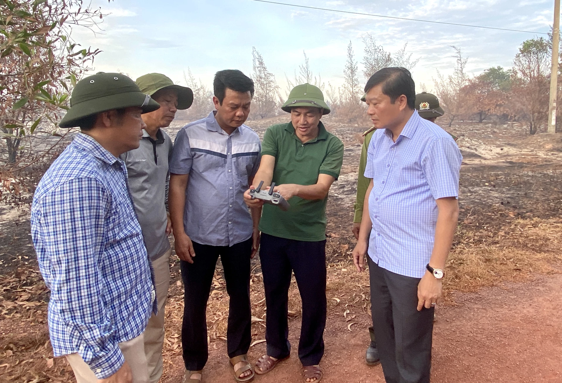 Chủ tịch UBND tỉnh Lê Hồng Vinh chỉ đạo công tác chữa cháy rừng tại xã Ninh Châu - Ảnh: H.N