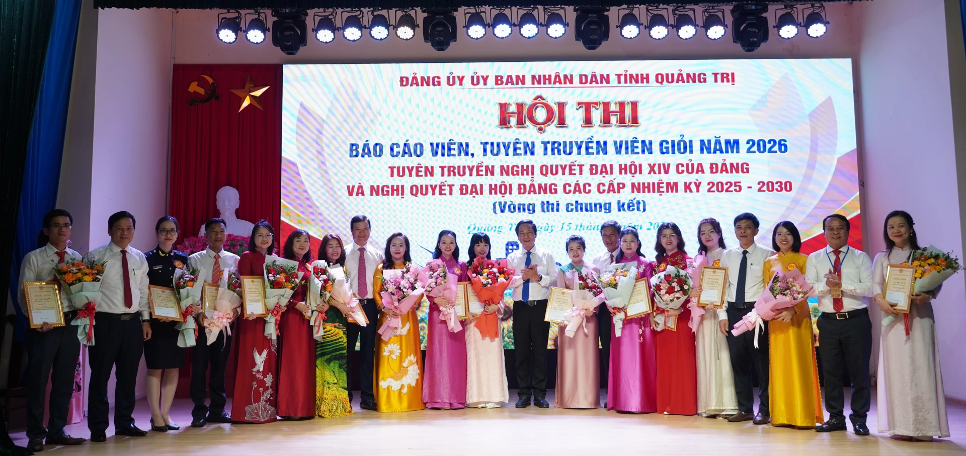 Ban Tổ chức chúc mừng các báo cáo viên - Ảnh: H.Tr.