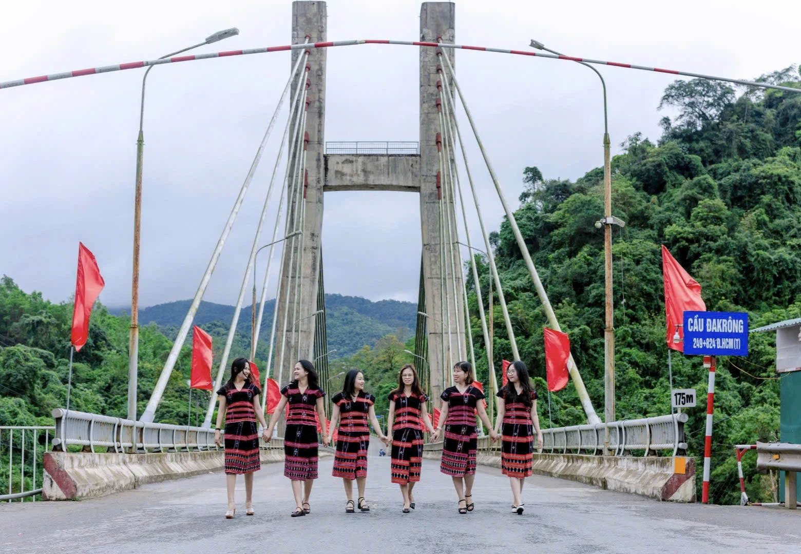 Cầu treo Đakrông, nơi thu hút nhiều du khách đến tham quan - Ảnh: K.S