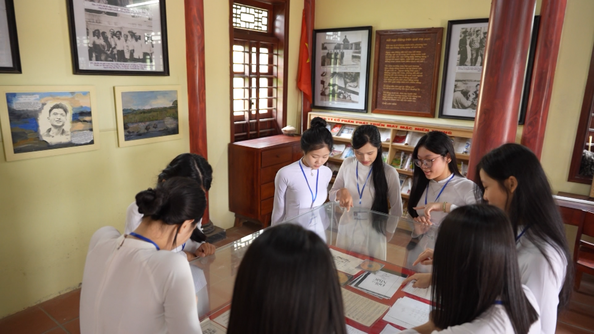 Các em học sinh trong một buổi ngoại khóa tại nhà lưu niệm nhà thơ Chế Lan Viên - Ảnh: A.T