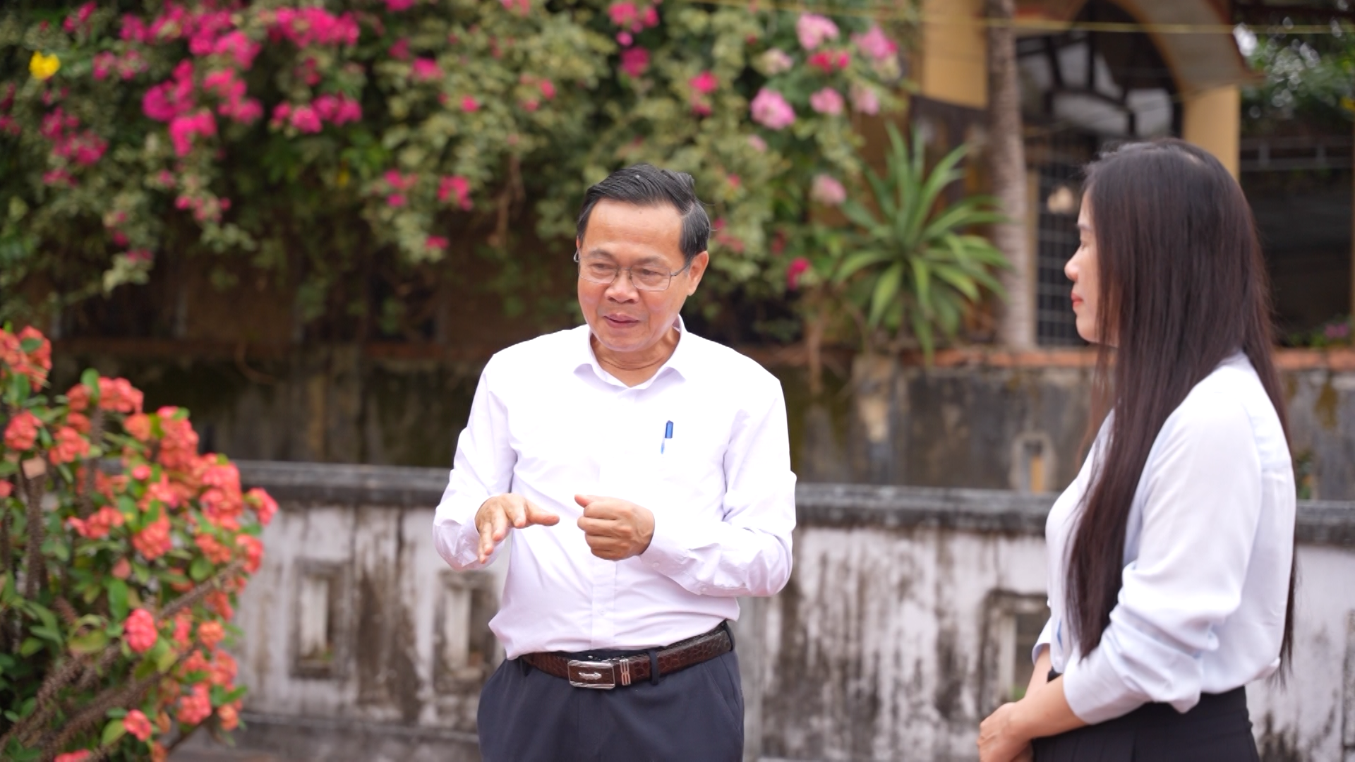 Ông Phan Văn Vĩnh (bên trái), cháu của nhà thơ Chế Lan Viên, chia sẻ về tình cảm của bà con làng An Xuân - Ảnh: A.T