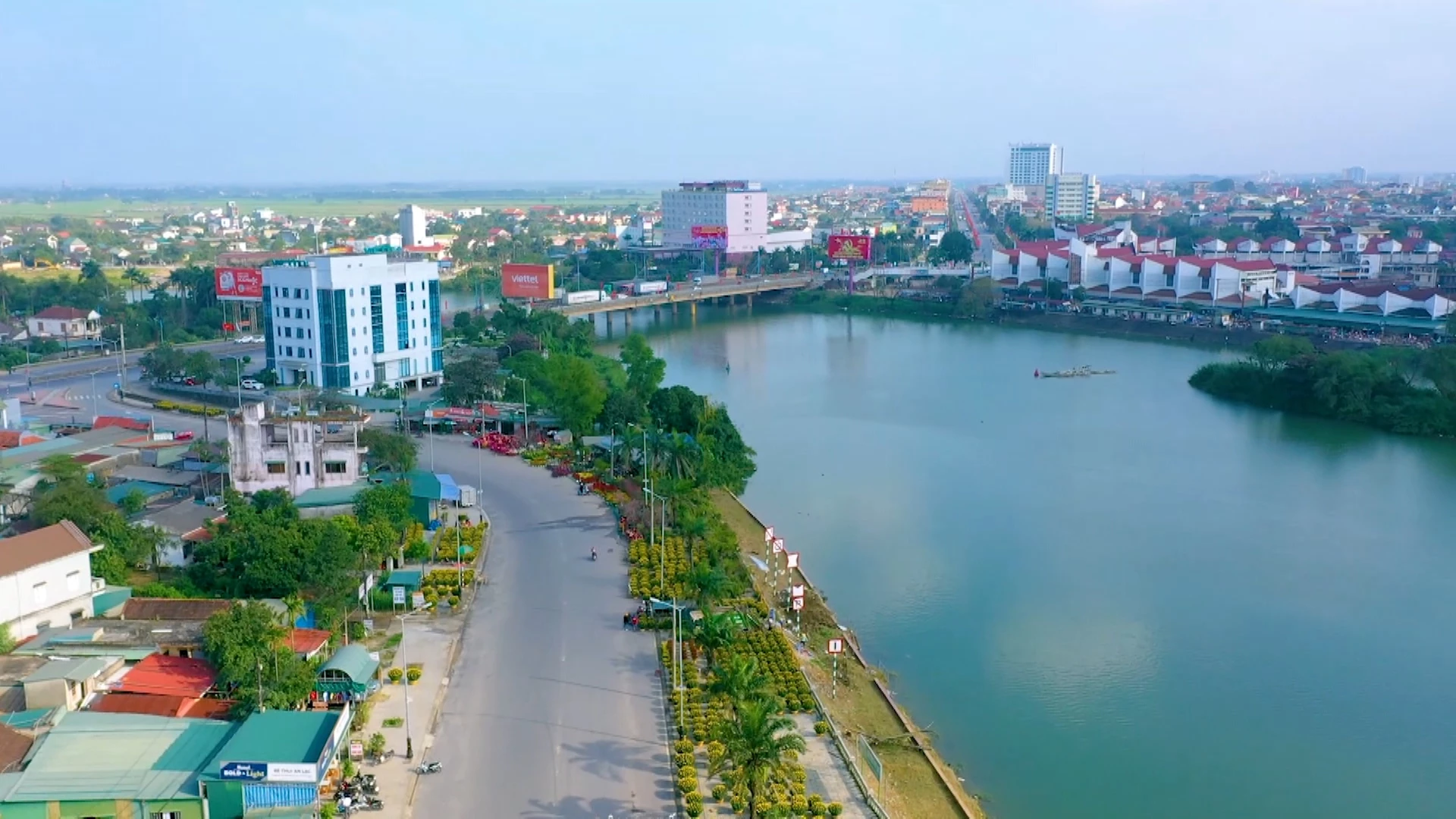 Con đường ngập sắc hoa