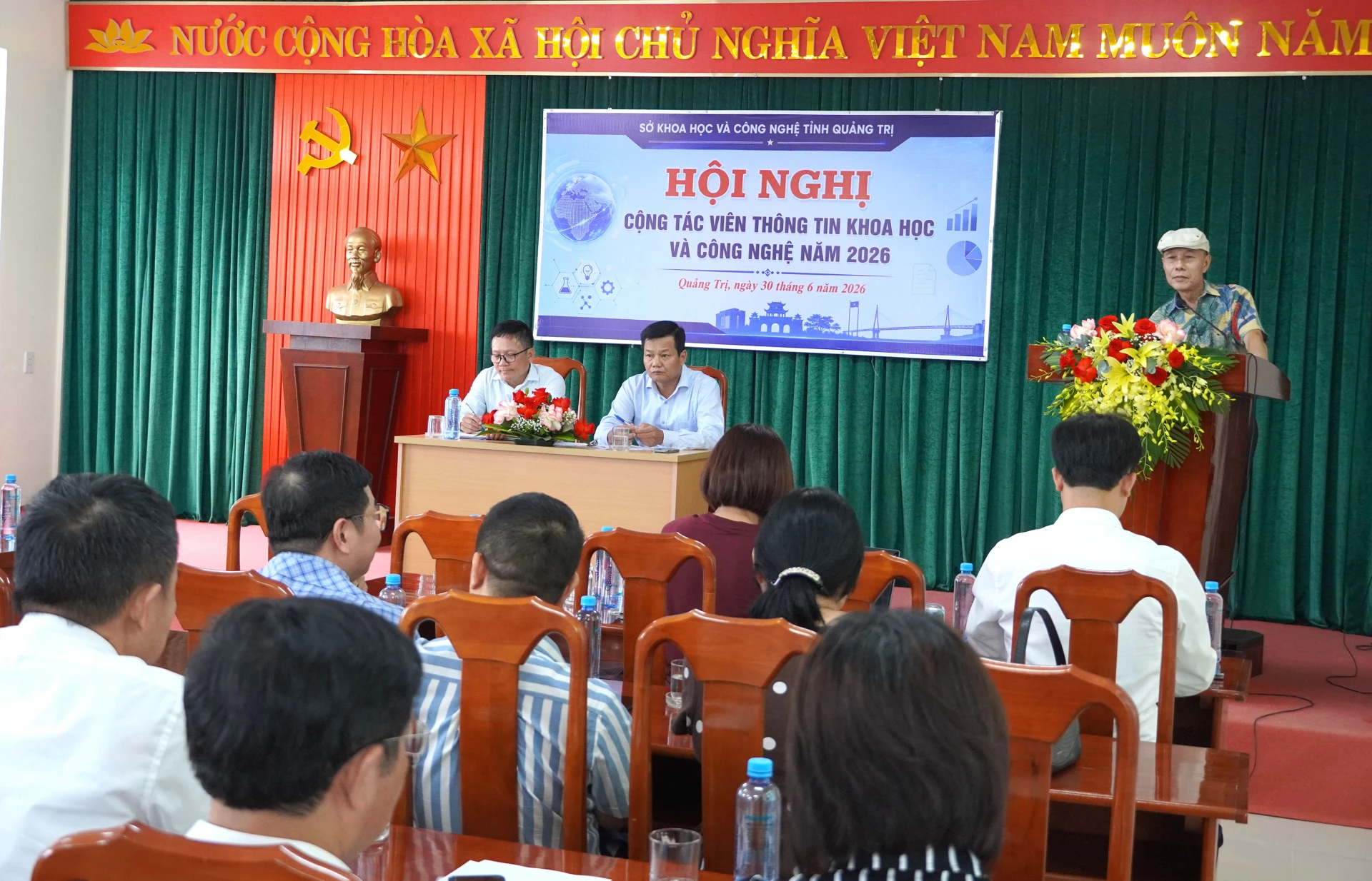 Cộng tác viên trao đổi, đóng góp ý kiến - Ảnh: H.Tr.