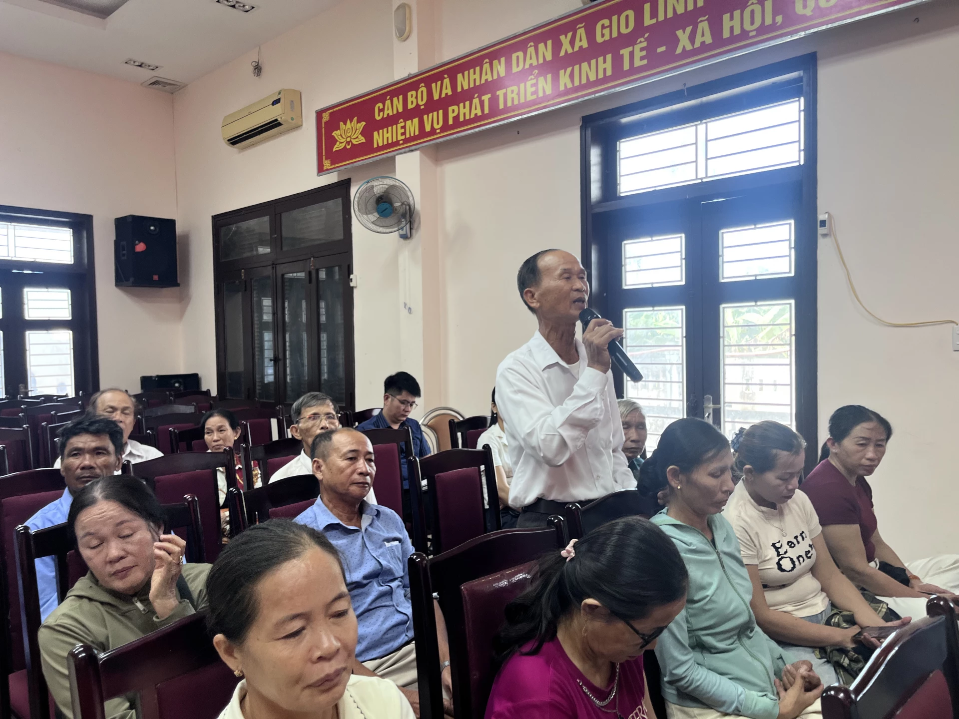 Cử tri xã Gio Linh phát biểu tại buổi tiếp xúc - Ảnh: L.O