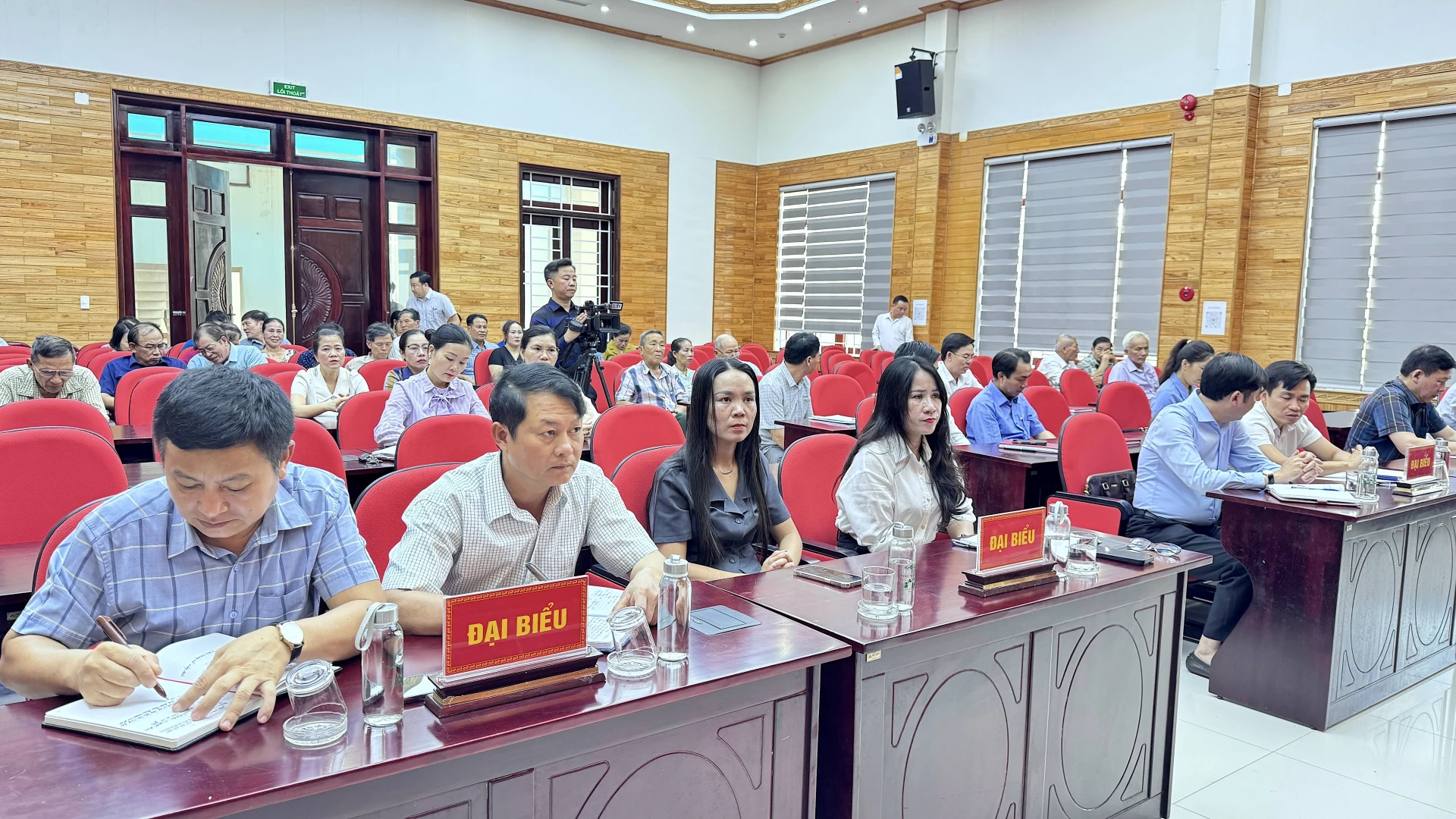 Đại biểu và cử tri tham dự hội nghị tiếp xúc cử tri - Ảnh: Quang Ngọc.