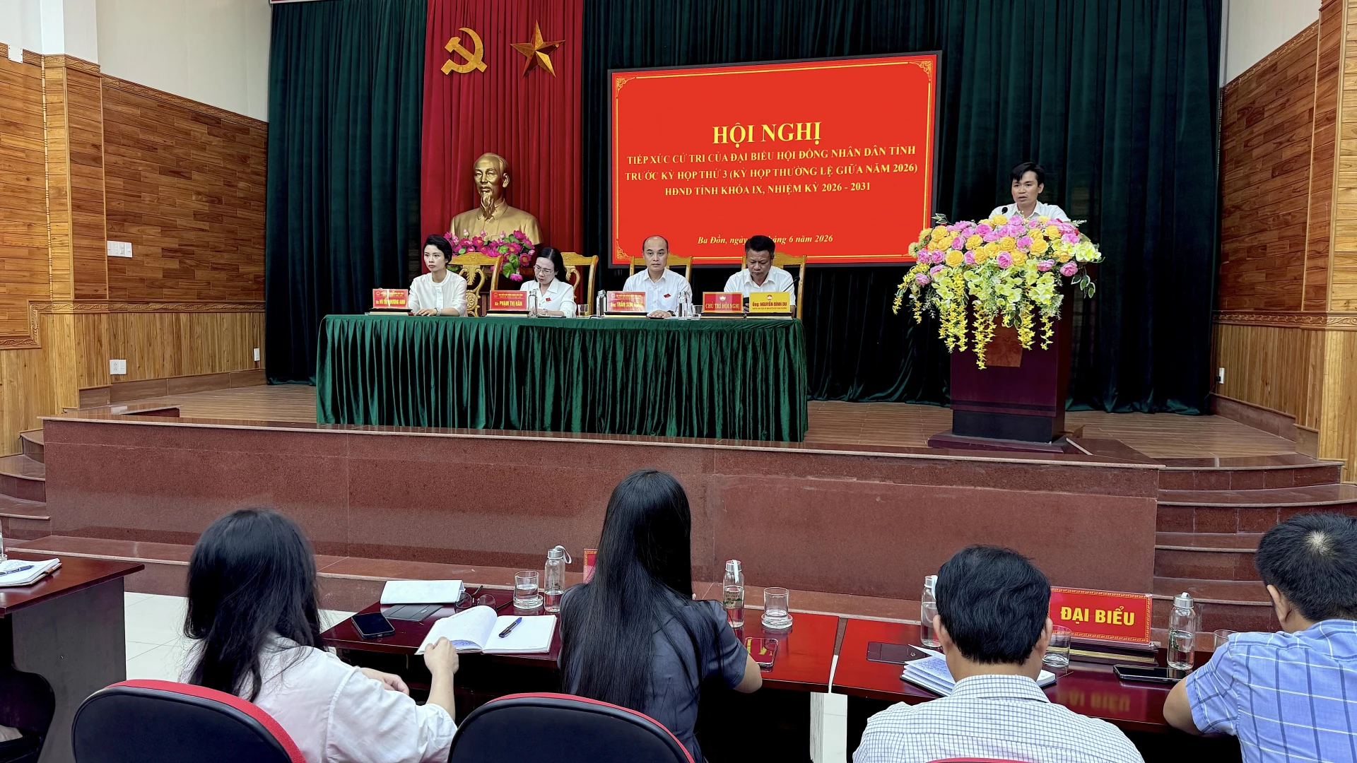Quang cảnh hội nghị tiếp xúc cử tri - Ảnh: Quang Ngọc.