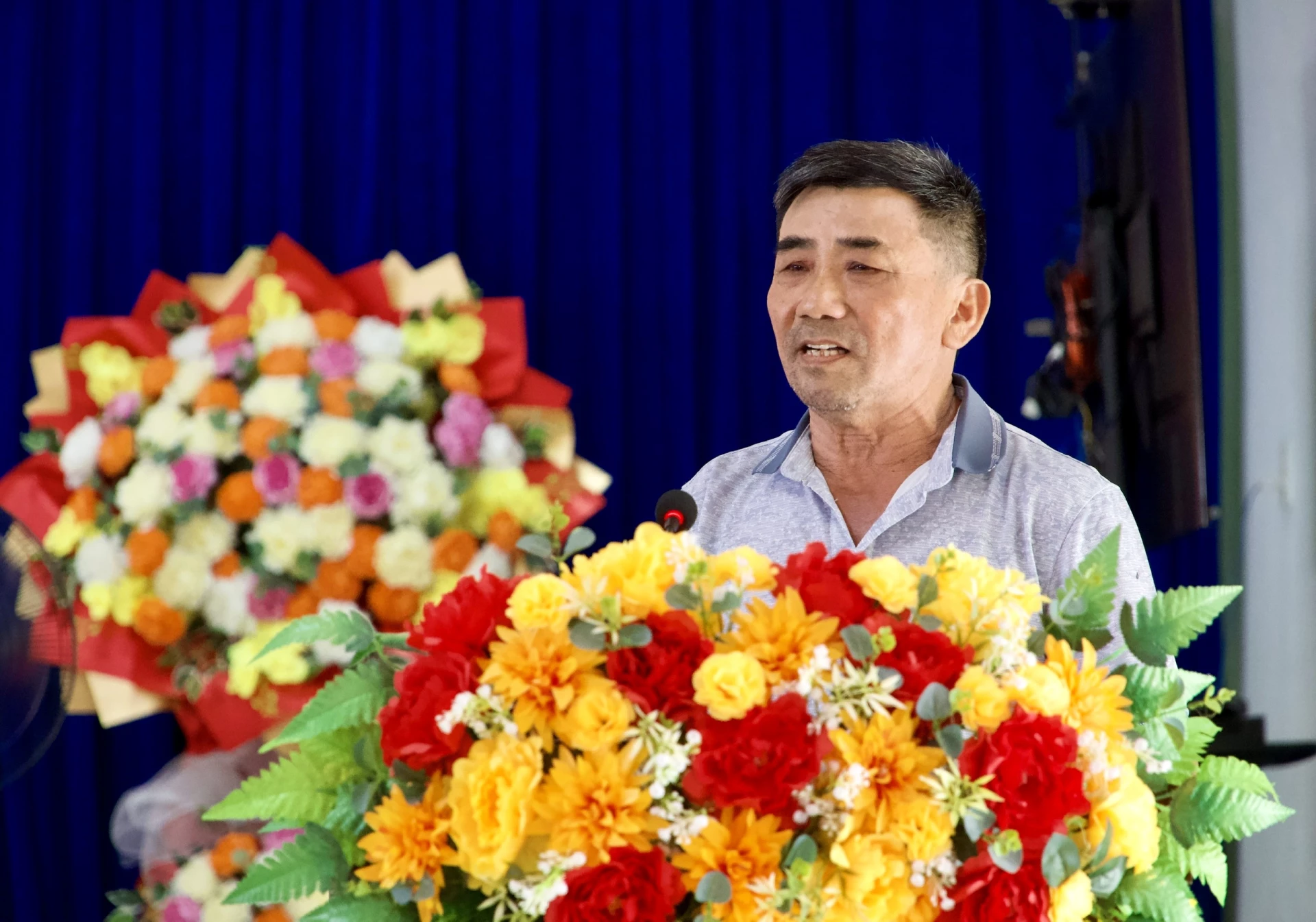 Cử tri xã Tân Mỹ phát biểu ý kiến tại hội nghị - Ảnh: H.N