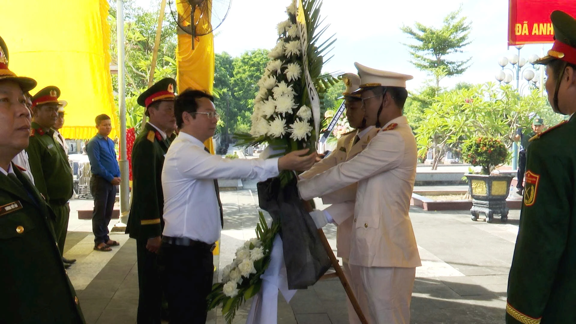 Lãnh đạo xã Diên Sanh kính cẩn đặt vòng hoa tại lễ truy điệu - Ảnh: Đ.V