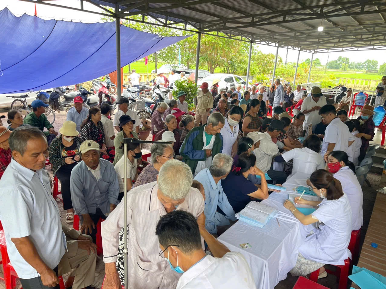 Trạm Y tế xã Mỹ Thủy phối hợp với Bệnh viện Mắt Nam Quảng Trị tổ chức chuỗi hoạt động khám sức khỏe miễn phí, sàng lọc bệnh về mắt cho người cao tuổi - Ảnh: Đ.V