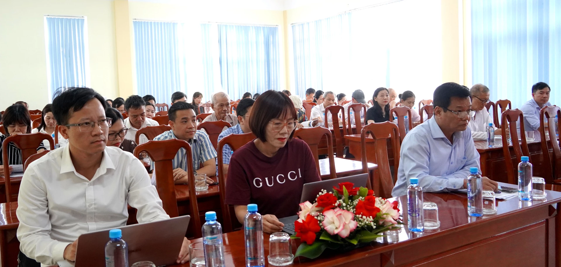 Các đại biểu và cộng tác viên tham dự - Ảnh: H.Tr.