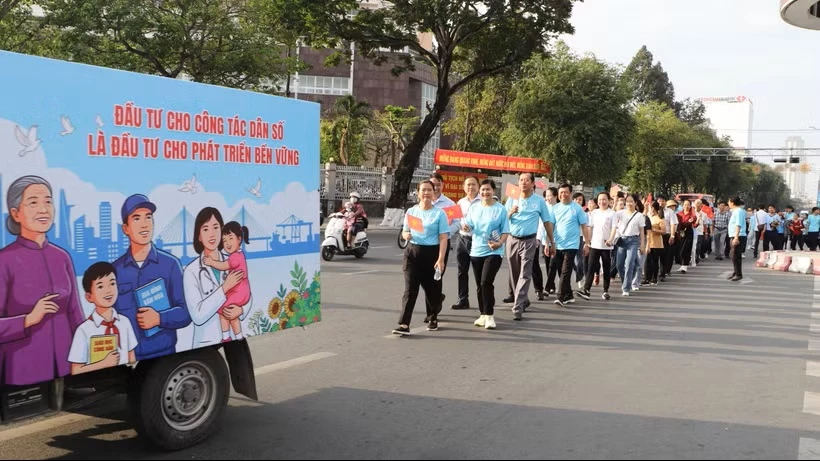 Tuyên truyền cổ động về dân số. (Ảnh: TTXVN/Vietnam+)