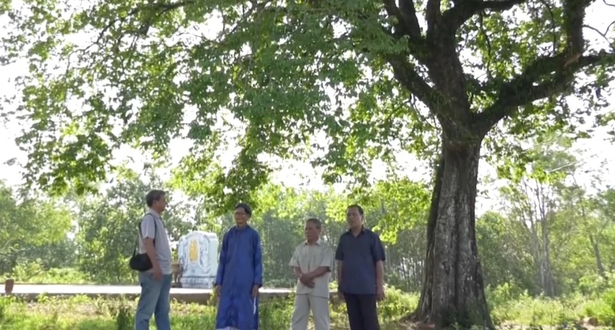 Người dân làng An Thái kể chuyện quê hương - Ảnh: P.X.D
