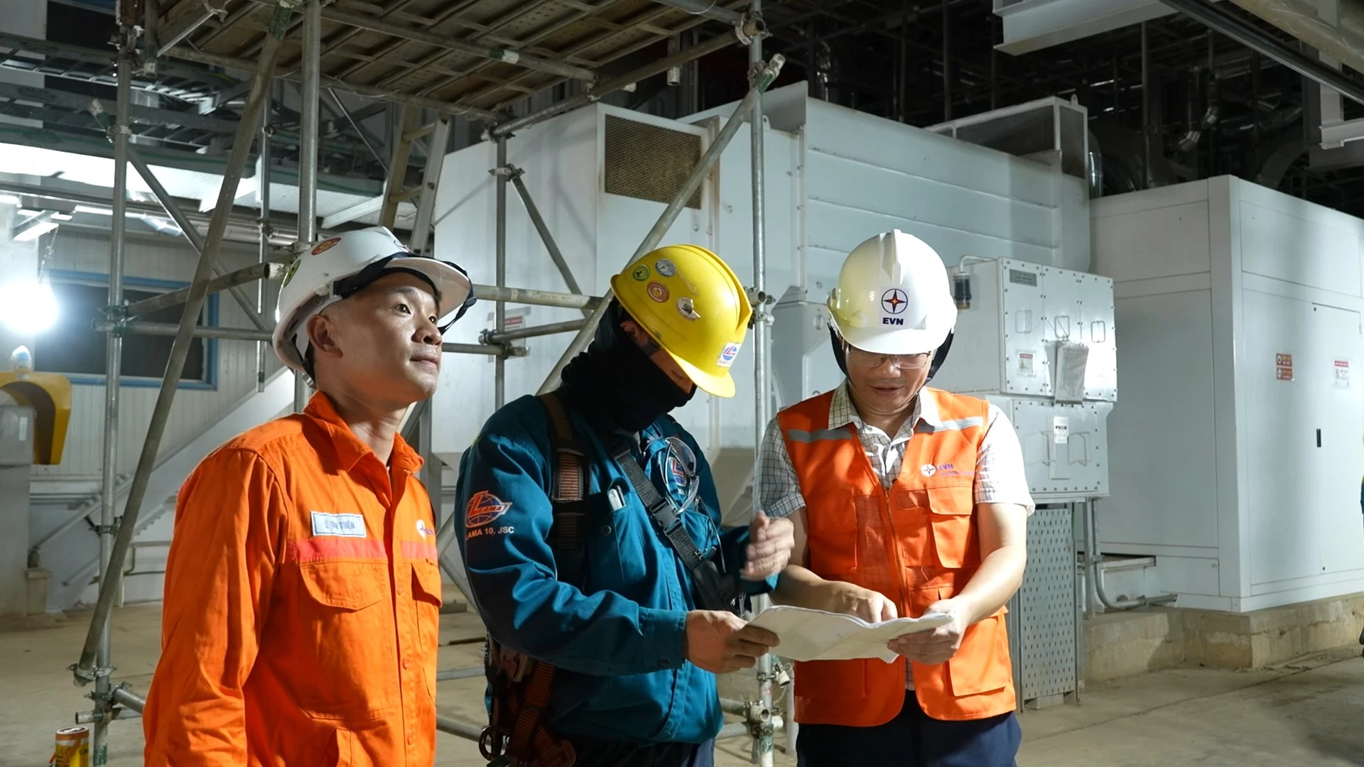 Kỹ sư Lê văn Thiện (bên trái) đang kiểm tra công trình