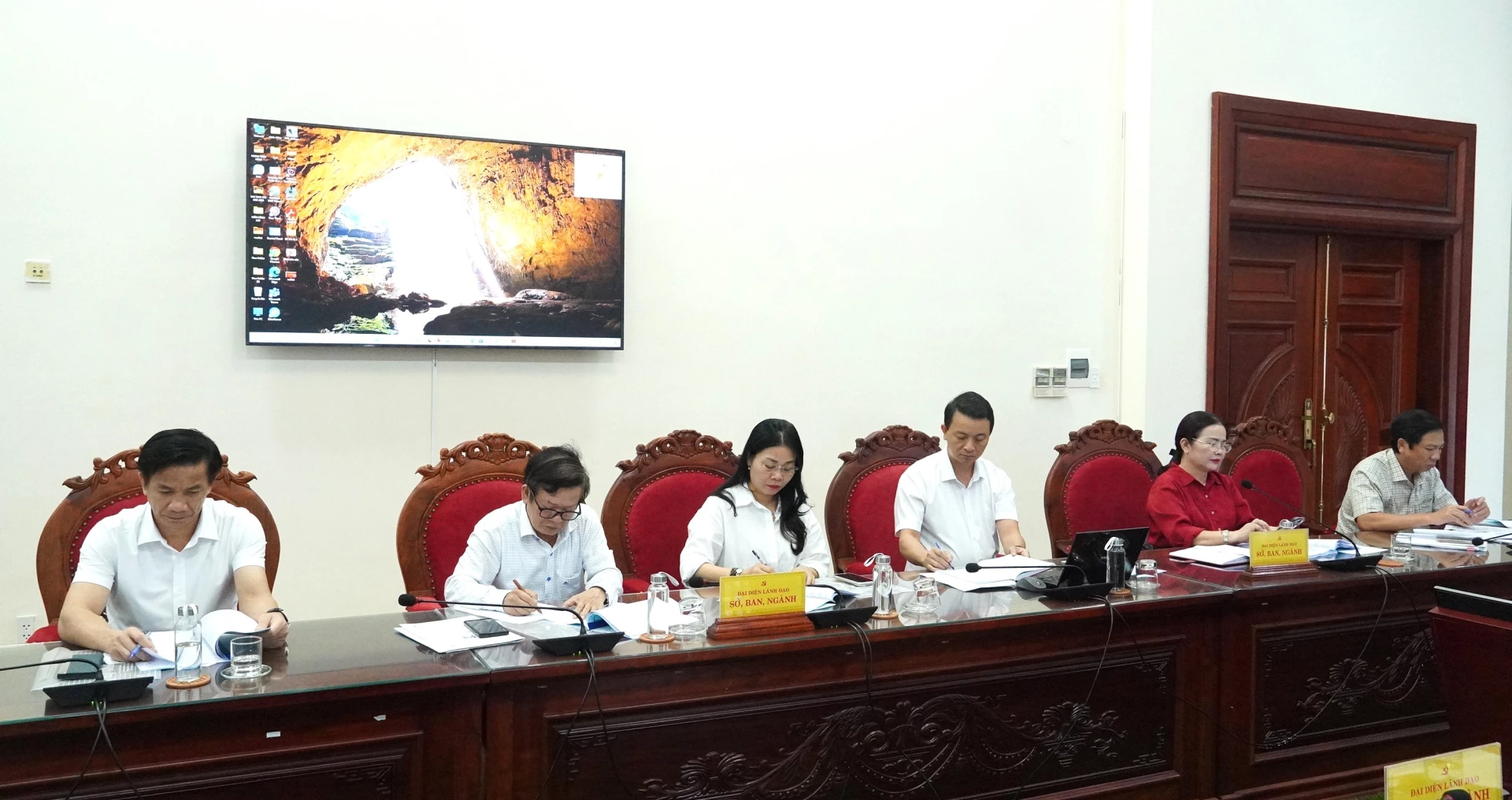 Đại biểu tham dự buổi làm việc - Ảnh: Q.V
