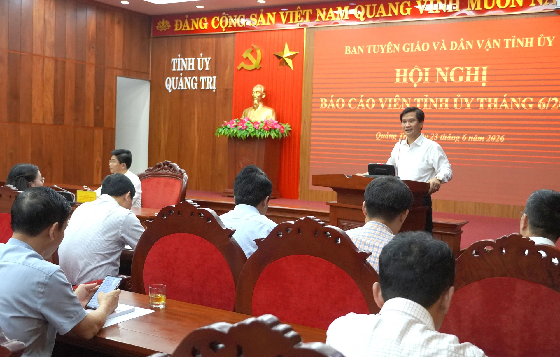 Đồng chí Đặng Đại Tình, Phó Trưởng Ban Thường trực Ban Tuyên giáo và Dân vận Tỉnh ủy thông tin nội dung về chuyến thăm và làm việc của Tổng Bí thư, Chủ tịch nước Tô Lâm - Ảnh: H.Tr.